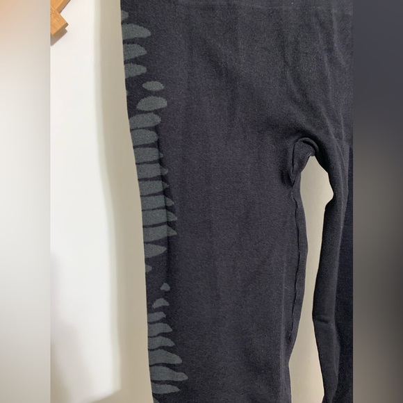 Spanx Leggings Aztec Stripes Seamless Leggings - Picture 4 of 7